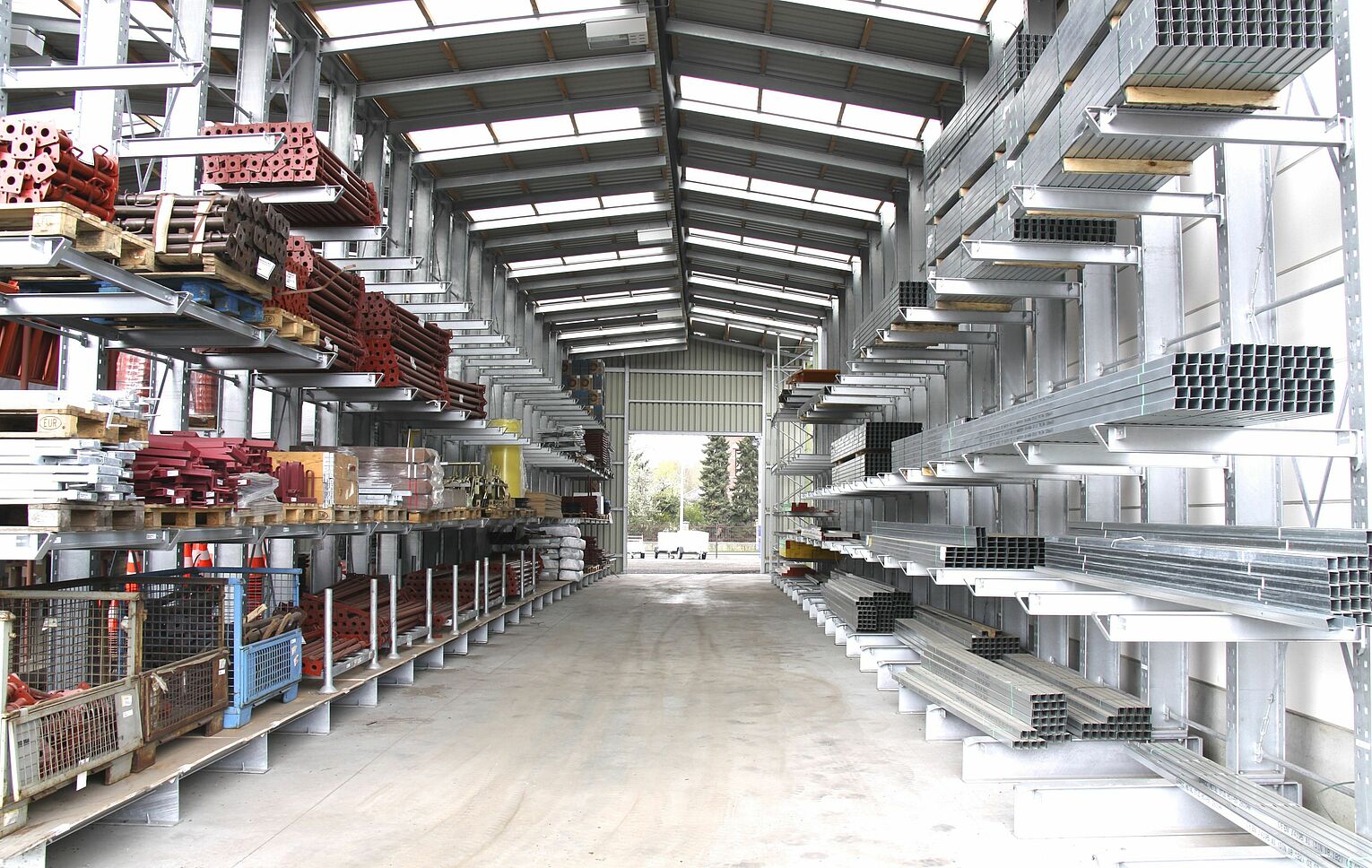 [Translate "Czech Republic"] Rack-clad warehouse Cantilever racking