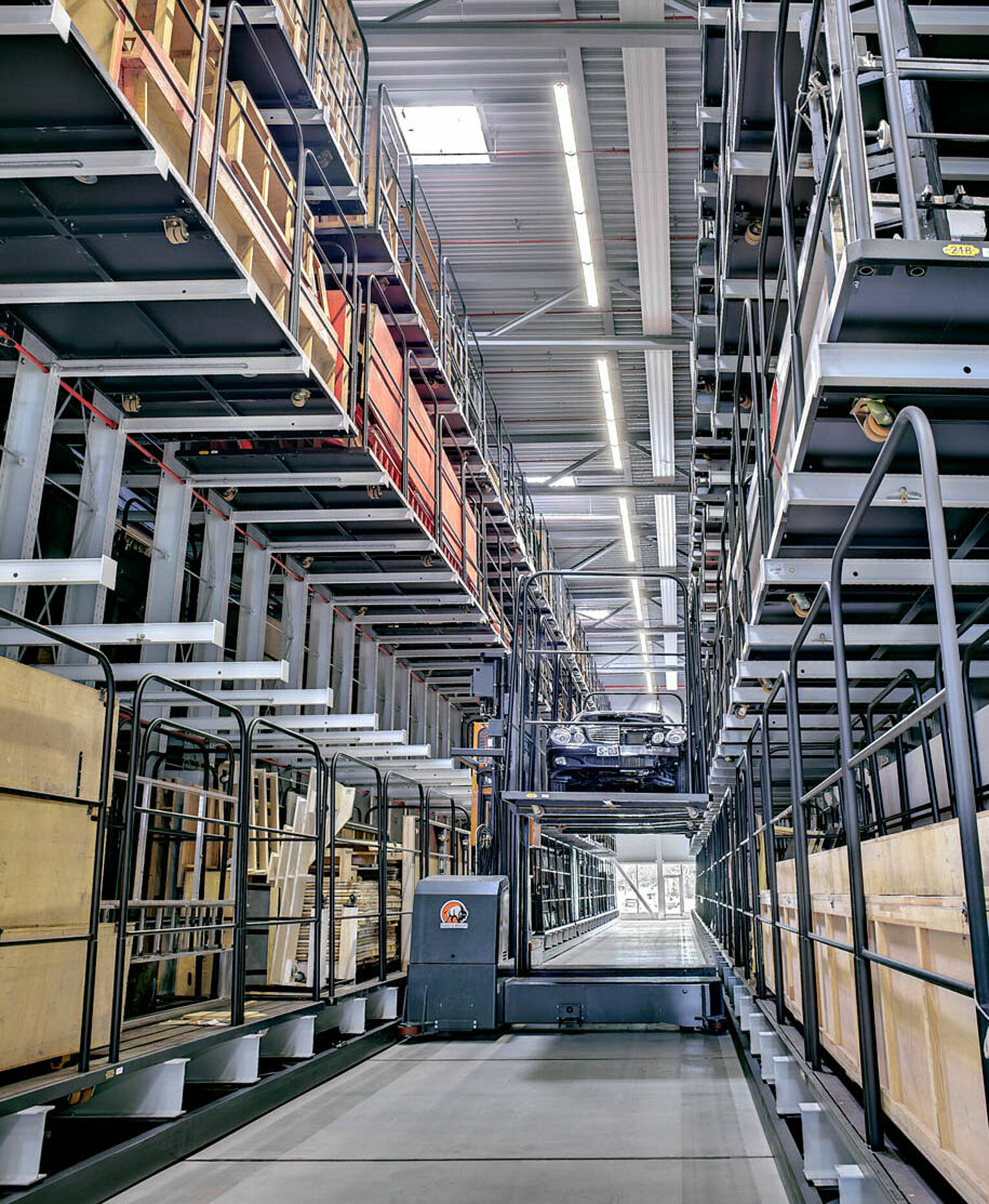 [Translate "Czech Republic"] Mobile cantilever racking