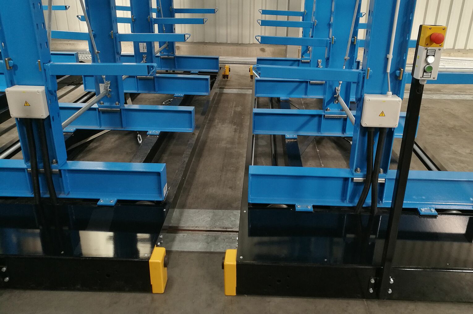 [Translate "Czech Republic"] Mobile cantilever racking