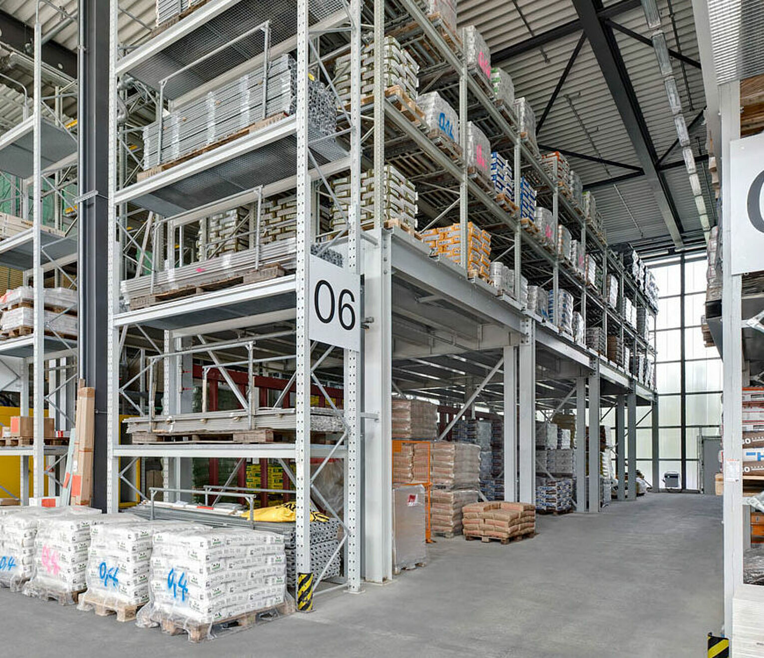 [Translate "Czech Republic"] Cantilever racking Multi-tier storage