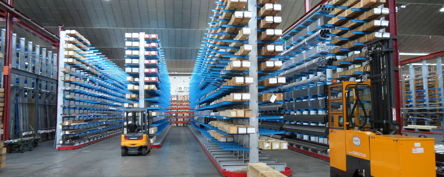 [Translate "Czech Republic"] Cantilever racking for narrow aisle