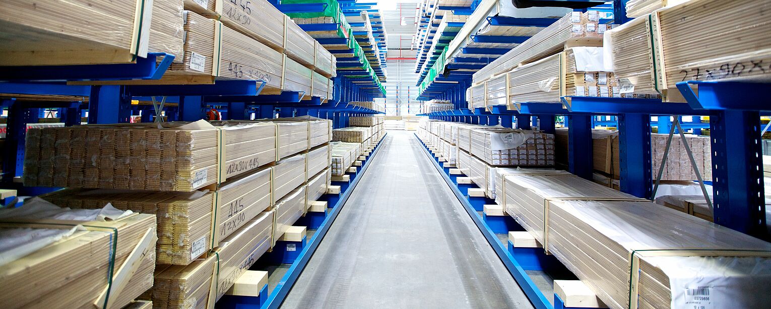 [Translate "Czech Republic"] Cantilever racking for narrow aisle