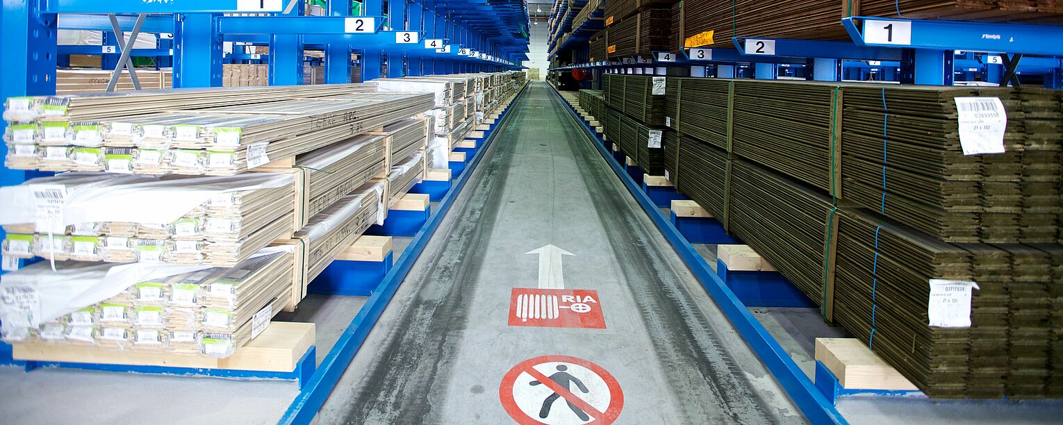 [Translate "Czech Republic"] Cantilever racking for narrow aisle