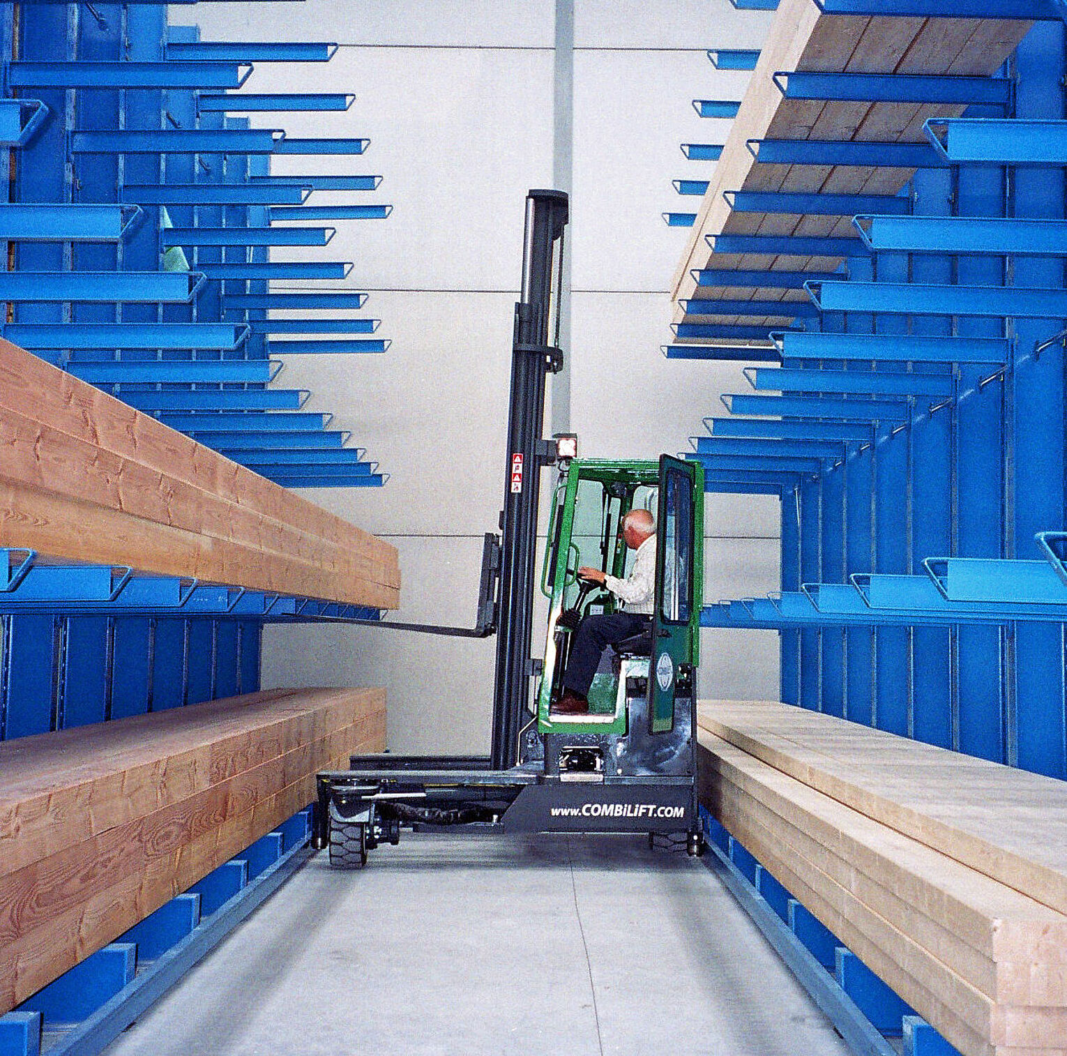 [Translate "Czech Republic"] Cantilever racking for narrow aisle