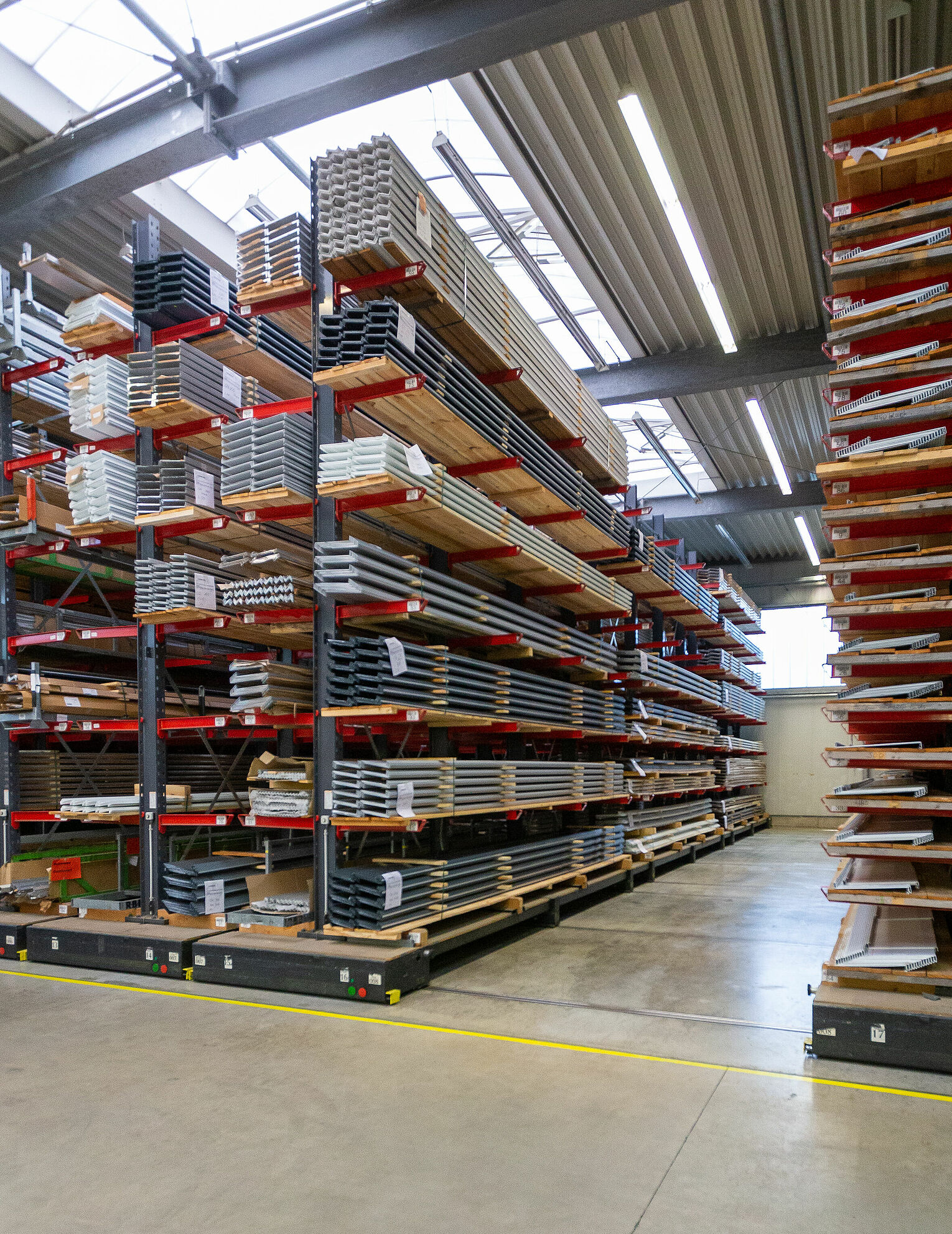 [Translate "Czech Republic"] Mobile cantilever racking