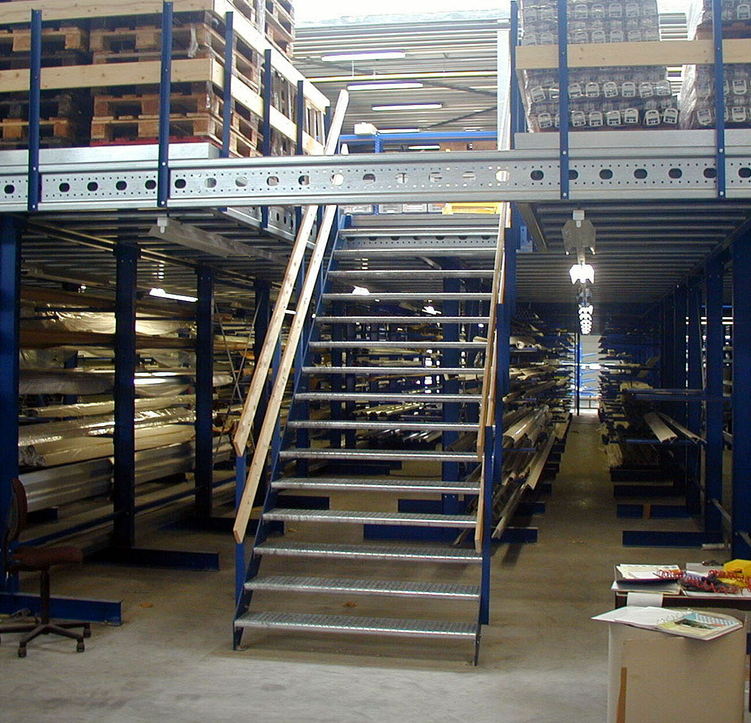 [Translate "Czech Republic"] Cantilever racking Multi-tier storage