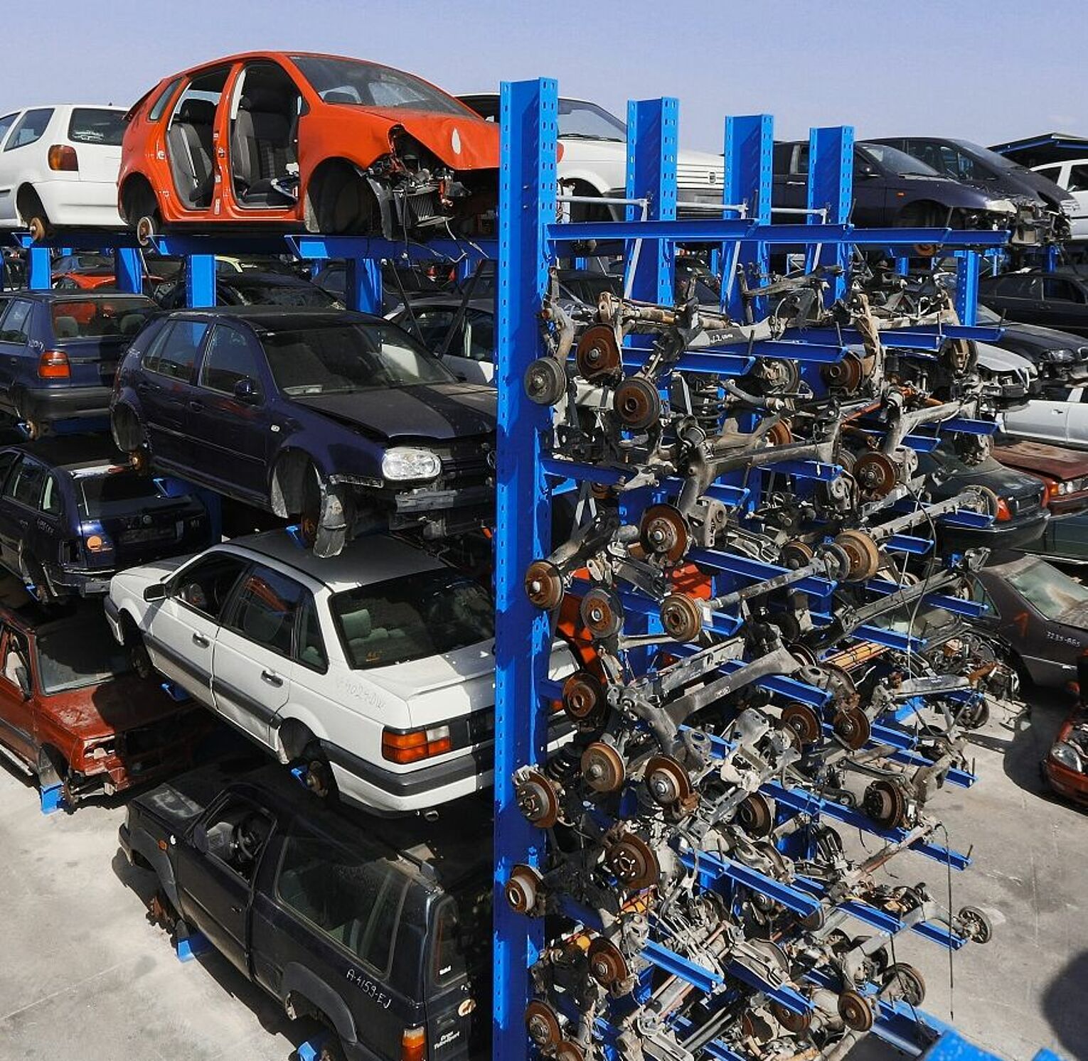 [Translate "Czech Republic"] Cantilever racking Car dismantler