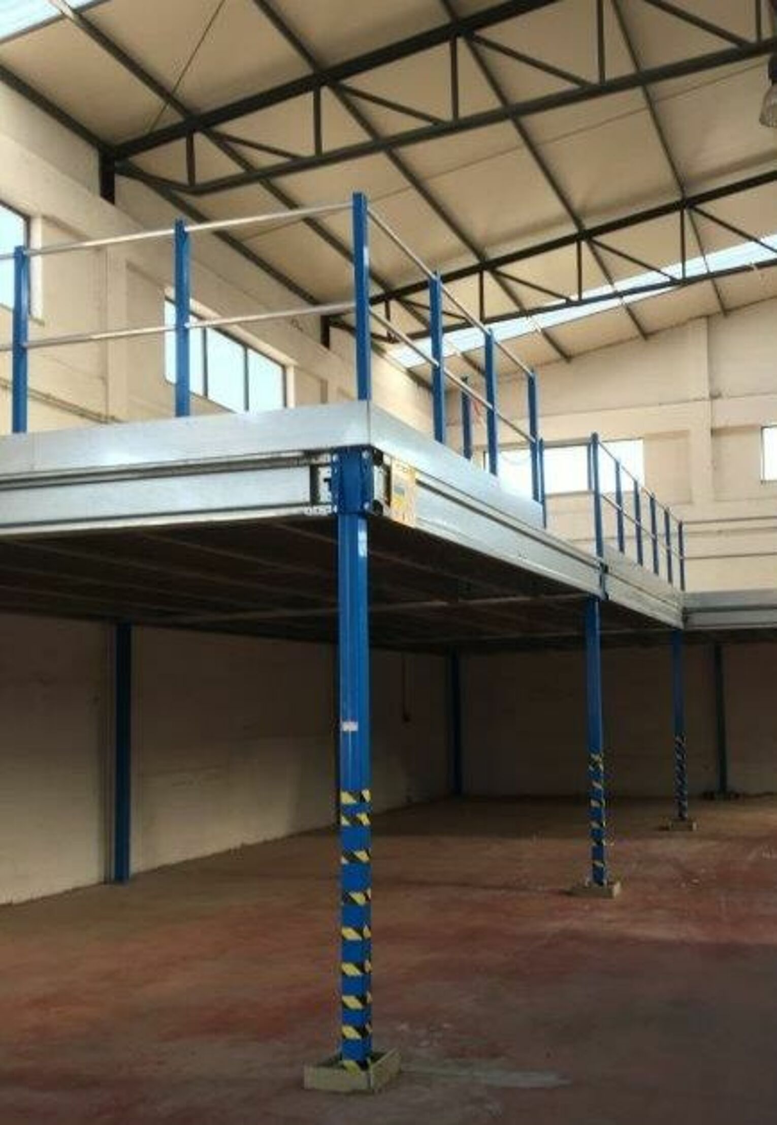 [Translate "Czech Republic"] Cantilever racking Multi-tier storage