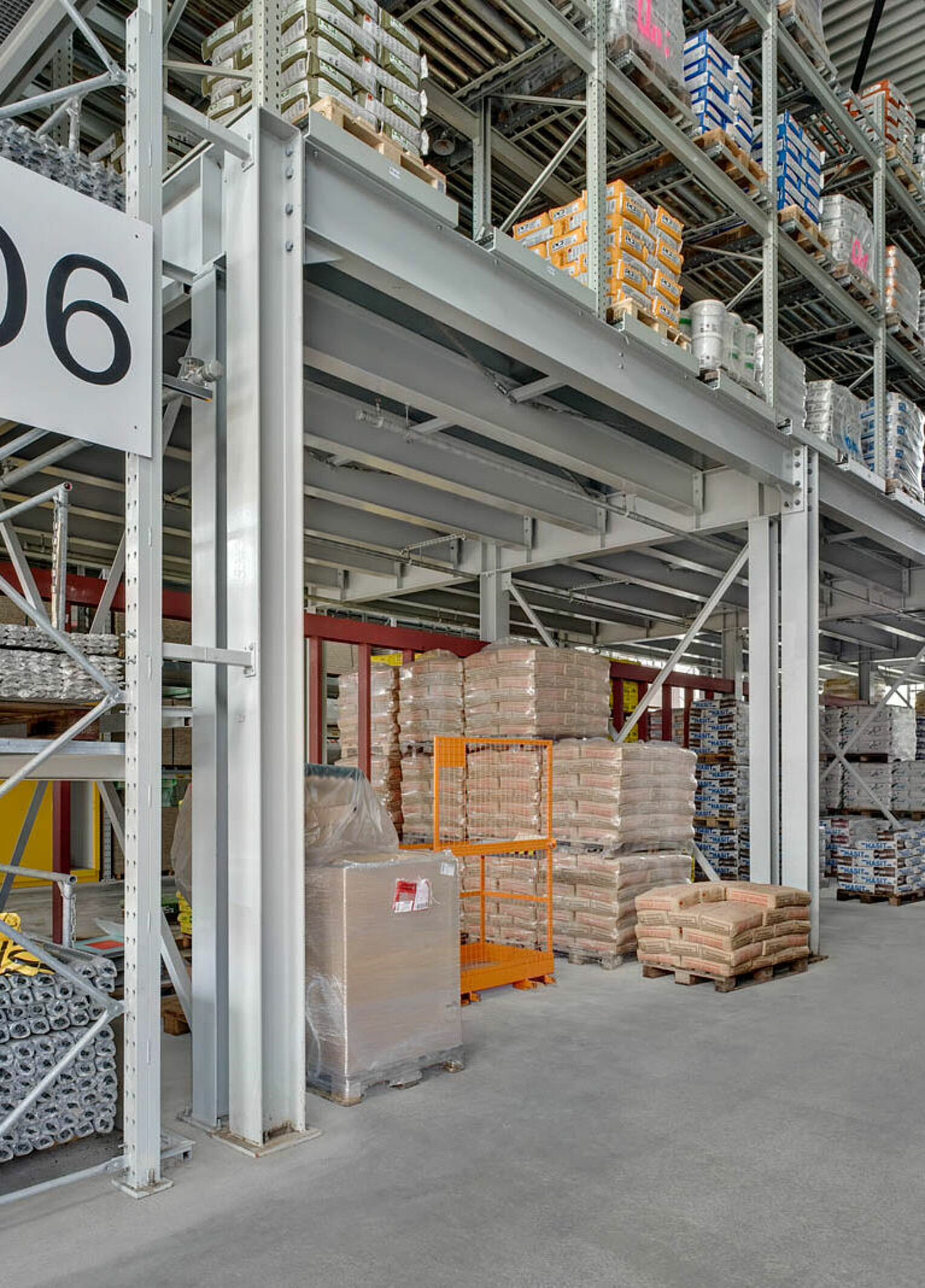 [Translate "Czech Republic"] Cantilever racking Multi-tier storage