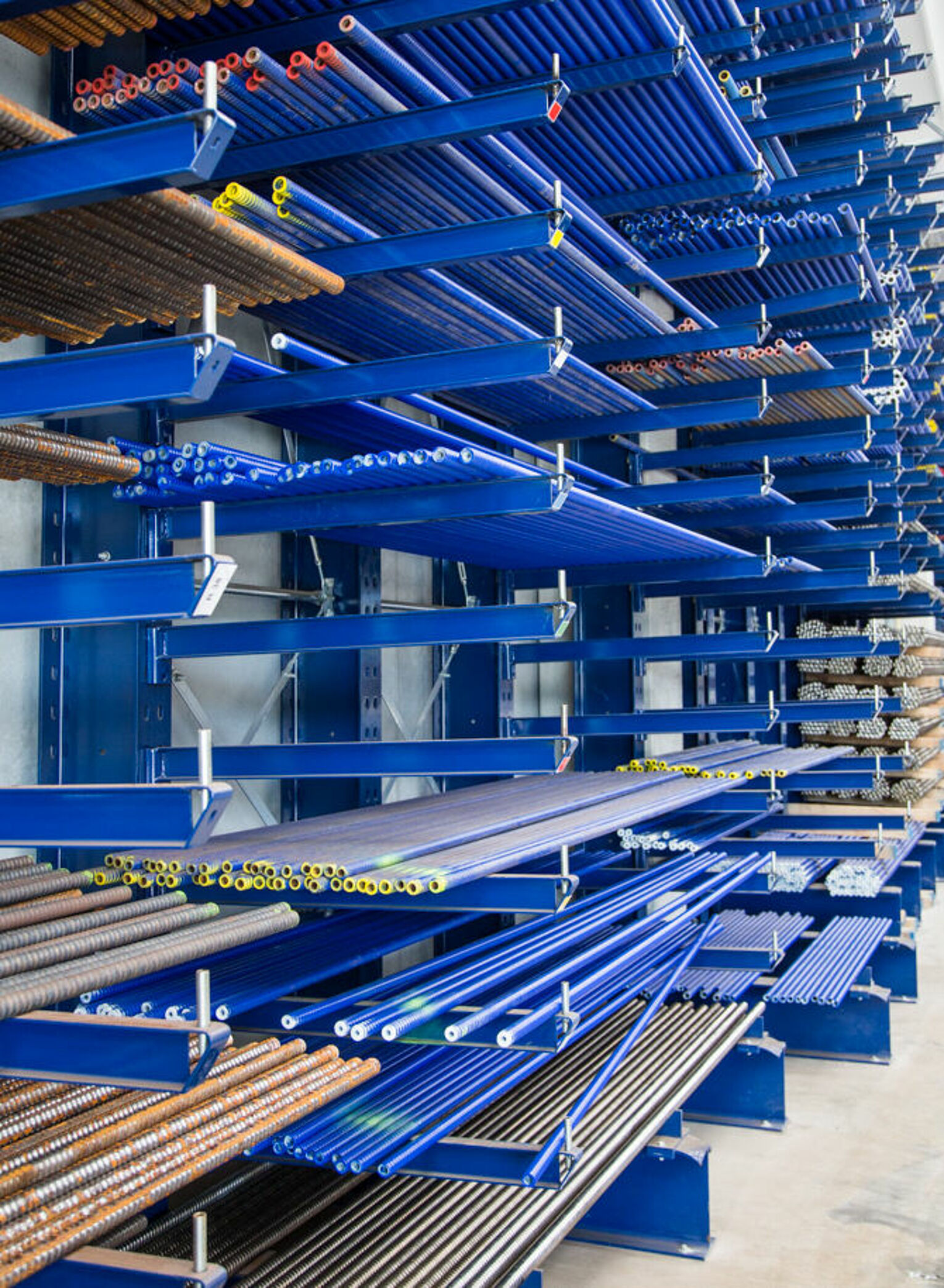 [Translate "Czech Republic"] Cantilever racking Industry solution