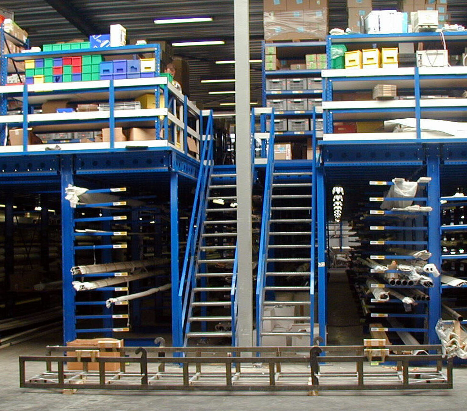 [Translate "Czech Republic"] Cantilever racking Multi-tier storage