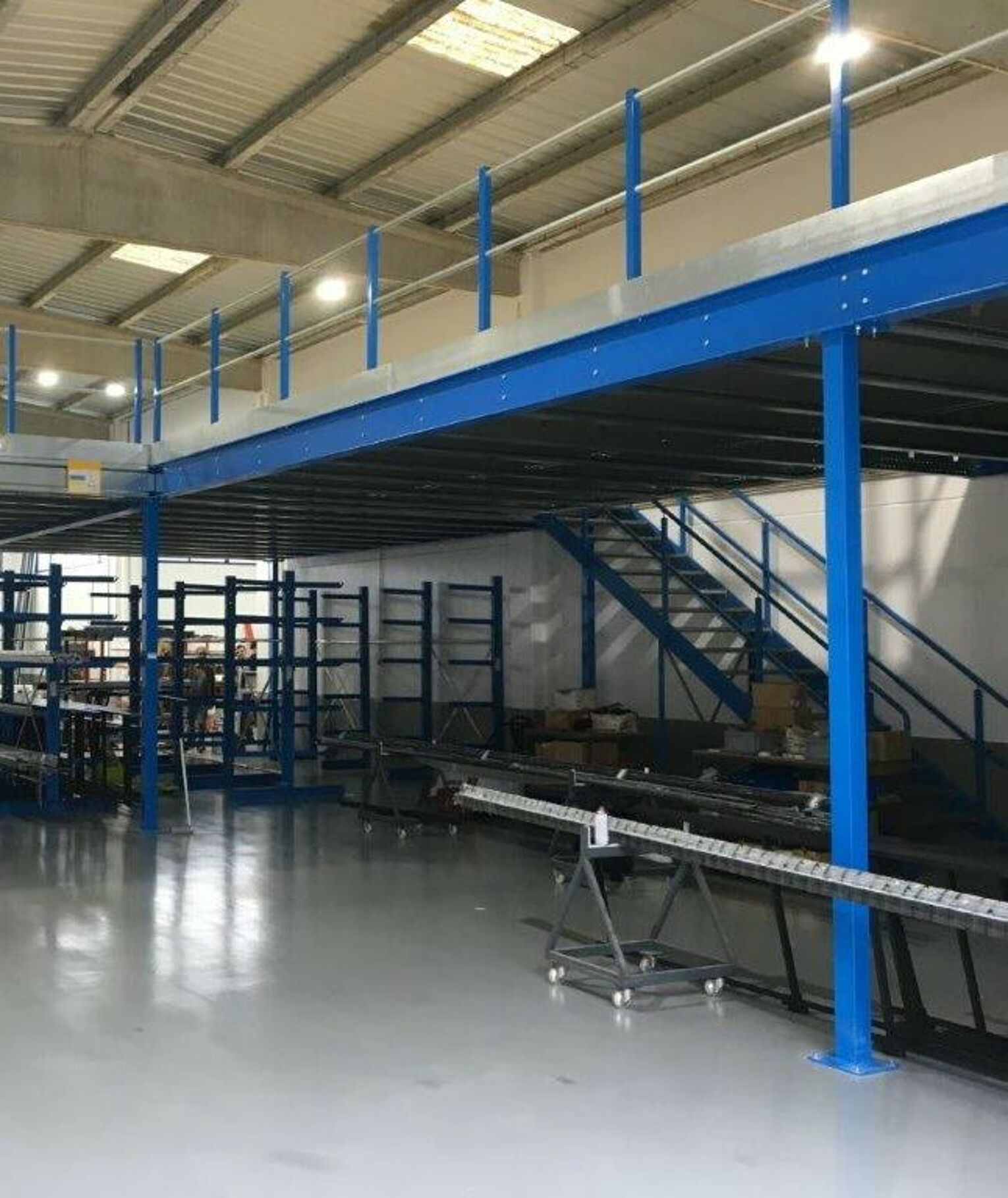 [Translate "Czech Republic"] Cantilever racking Multi-tier storage