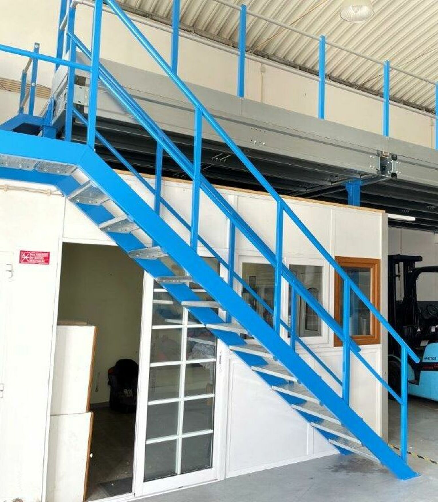 [Translate "Czech Republic"] Cantilever racking Multi-tier storage